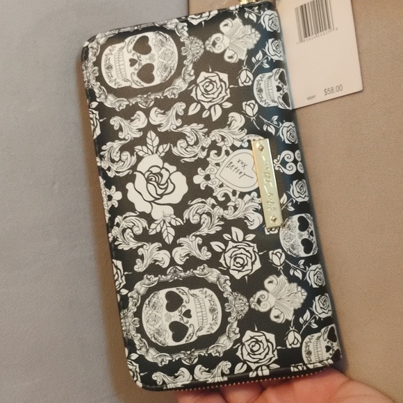 Betsey Johnson's Skulls Zippy Long Wallet NEW WITH TAGS!  $58 Retail - Picture 4 of 6
